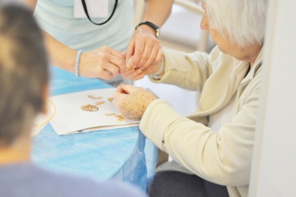 Co alzheimer robi z ciałem? LIFESTYLE, Zdrowie - To proces degeneracji mózgu, ale ma wpływ również na pracę mięśni czy zmysły węchu i smaku. Przedstawiamy, w jaki sposób oddziałuje na ciało człowieka w różnych stadiach choroby.