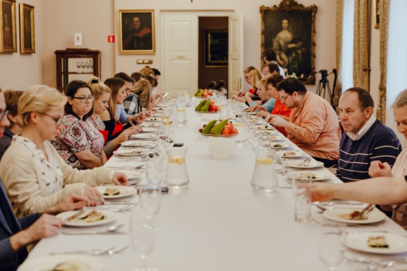 Zdrowa dieta dla seniorów LIFESTYLE, Zdrowie - Na kolejnych warsztatach w Akademii Smaku Sokołów, w wyjątkowej atmosferze Dworu Ziemiańskiego w Woli Suchożebrskiej, blogerzy wraz z bliskimi osobami poznawali zasady właściwego żywienia seniorów.