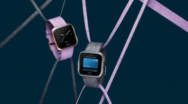 Fitbit wprowadza Fitbit Versa, smartwatch dla każdego LIFESTYLE, Zdrowie - Fitbit Versa to wygodny design i nowy pulpit, który upraszcza dostęp do danych o stanie zdrowia i aktywności. Został wyposażony w Fitbit OS 2.0, który daje możliwość wysyłania szybkich odpowiedzi dla użytkowników Androida, aplikację dla rodziców dostarczoną przez Fitbit Labs.