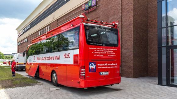 Każda kropla na wagę złota. Weź udział w zbiórce krwi LIFESTYLE, Zdrowie - Już 15 września pod Magnolia Park pojawi się mobilny punkt poboru krwi. To doskonała okazja do zasilenia banku RCKiK. W poprzednich letnich zbiórkach udało się zebrać aż 114 litrów. Oddana krew uratuje niejedno życie.