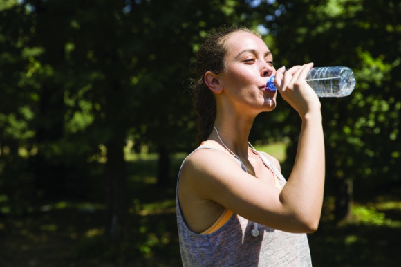 Odpowiednie nawodnienie sprzymierzeńcem w dbaniu o zdrową sylwetkę LIFESTYLE, Zdrowie - Jest podstawą odpowiednio zbilansowanej diety oraz zdrowych nawyków żywieniowych. Woda, bo o niej mowa, pozytywnie wpływa na nasze zdrowie oraz jest sprzymierzeńcem w zachowaniu szczupłej sylwetki.