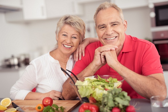 Na ratunek seniorom LIFESTYLE, Zdrowie - Problemy z wypróżnianiem to częsty problem u osób starszych – szacuje się, że nawet 20 – 30% seniorów cierpi na zaparcia. Zbliżający się Dzień Babci i Dzień Dziadka to dobry moment, by poruszyć w rozmowie z dziadkami tę delikatną kwestię i podpowiedzieć, jak mogą sobie pomóc.