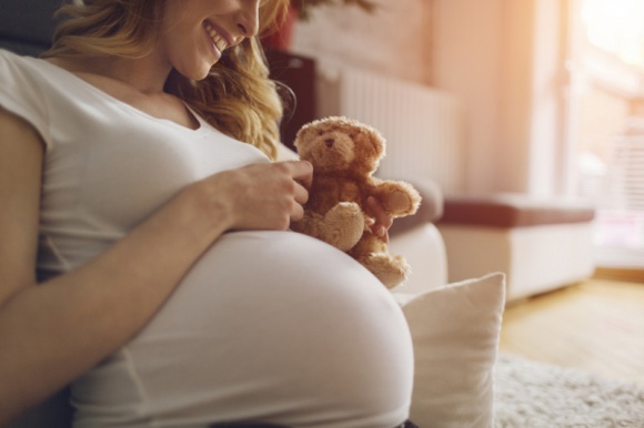 Fizjoterapia w ciąży i po porodzie – kiedy zgłosić się do specjalisty? LIFESTYLE, Zdrowie - Ciąża to okres ogromnych zmian w życiu, a także w ciele kobiety. Coraz większy brzuch zmienia środek ciężkości, co stanowi niemałe obciążenie kręgosłupa, szczególnie dla jego dolnej części oraz kończyn. Kiedy zgłosić się do specjalisty?