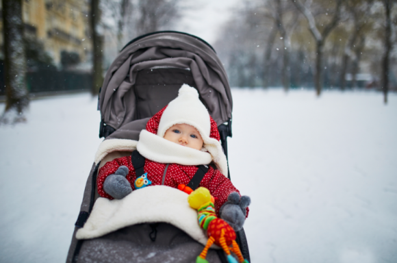 Ciepły spacer maluszka LIFESTYLE, Zdrowie - Jako młodzi rodzice często zadajemy sobie pytanie, czy należy wychodzić z maluszkiem zimą? Jeśli tak, to w takim razie, jak często i jaka temperatura jest odpowiednia dla pociechy? Podpowiadamy, jak przygotować się do zimowego spaceru, aby przynosił maleństwu same korzyści!