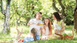 Nawodnienie latem? Pamiętaj o polskich warzywach i owocach! LIFESTYLE, Zdrowie - Woda to nasz sprzymierzeniec w walce o dobre samopoczucie i funkcjonowanie naszego organizmu. Szczególnie latem pamiętajmy o jej regularnym dostarczaniu. A jak ją dostarczać? Oprócz picia wody możemy ją także… schrupać!