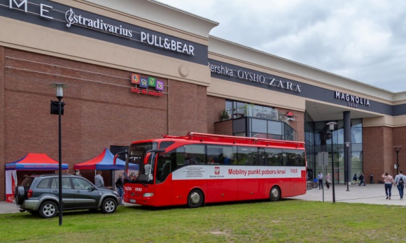 Pilny apel o krew. Kolejne okazje do pomocy LIFESTYLE, Zdrowie - Regionalne Centrum Krwiodawstwa i Krwiolecznictwa pilnie apeluje o krew. Brakuje kilku grup. Aby uzupełnić bank, w lipcu organizowane są dwie wyjazdowe zbiórki pod Magnolia Park. Pierwsza już w czwartek, 9 lipca. Na krwiodawców czekają krasnale Honorki.