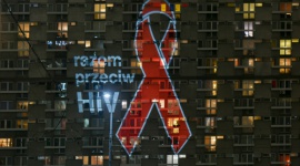 Katowice: w pandemii COVID-19 nie zapominajmy o HIV LIFESTYLE, Zdrowie - 19 listopada na fasadach budynków Katowic rozbłysną czerwone kokardki z napisem „Razem przeciw HIV”, symbol solidarności z osobami żyjącymi z HIV. W tym roku ma to szczególne znaczenie, ponieważ w przestrzeni publicznej zagrożenie HIV zostało wyparte przez pandemię COVID-19.