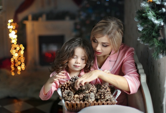 ŚWIĘTA W ODOSOBNIENIU? JAK ZNIEŚĆ ROZŁĄKĘ Z BLISKIMI W TAK WAŻNYM CZASIE? LIFESTYLE, Zdrowie - Tegoroczne Boże Narodzenie będzie zupełnie inne. Mimo, iż wszyscy czekali na spotkania rodzinne z wielką tęsknotą, to już teraz wiadomo, że przy świątecznym stole z powodu nałożonych obostrzeń ale i po prostu własnych obaw przed zakażeniem koronawirusem, zasiądzie mniej osób.